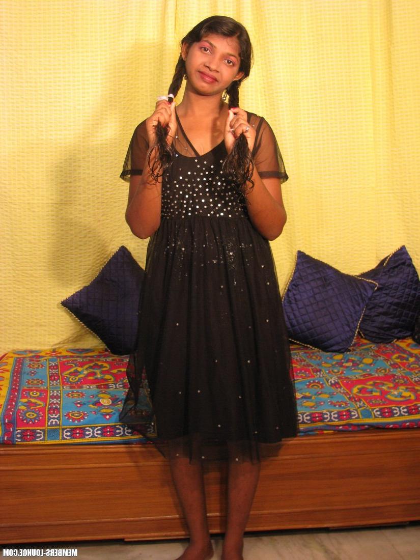 15P Une jolie fille indienne replie ses lèvres après s'être mise nue