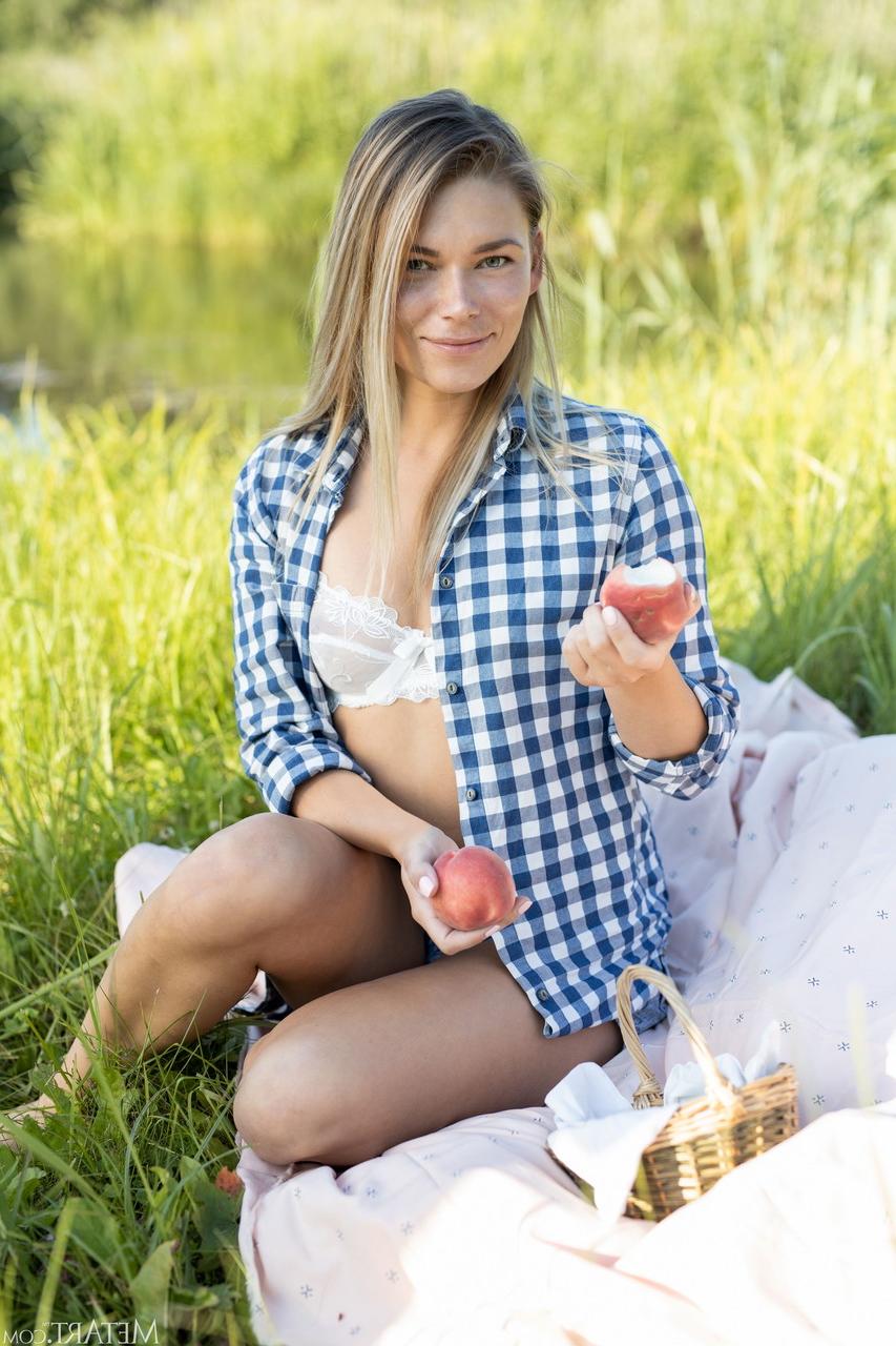 20P A linda gata Paulina mostra seus seios pequenos e sua buceta raspada ao ar livre