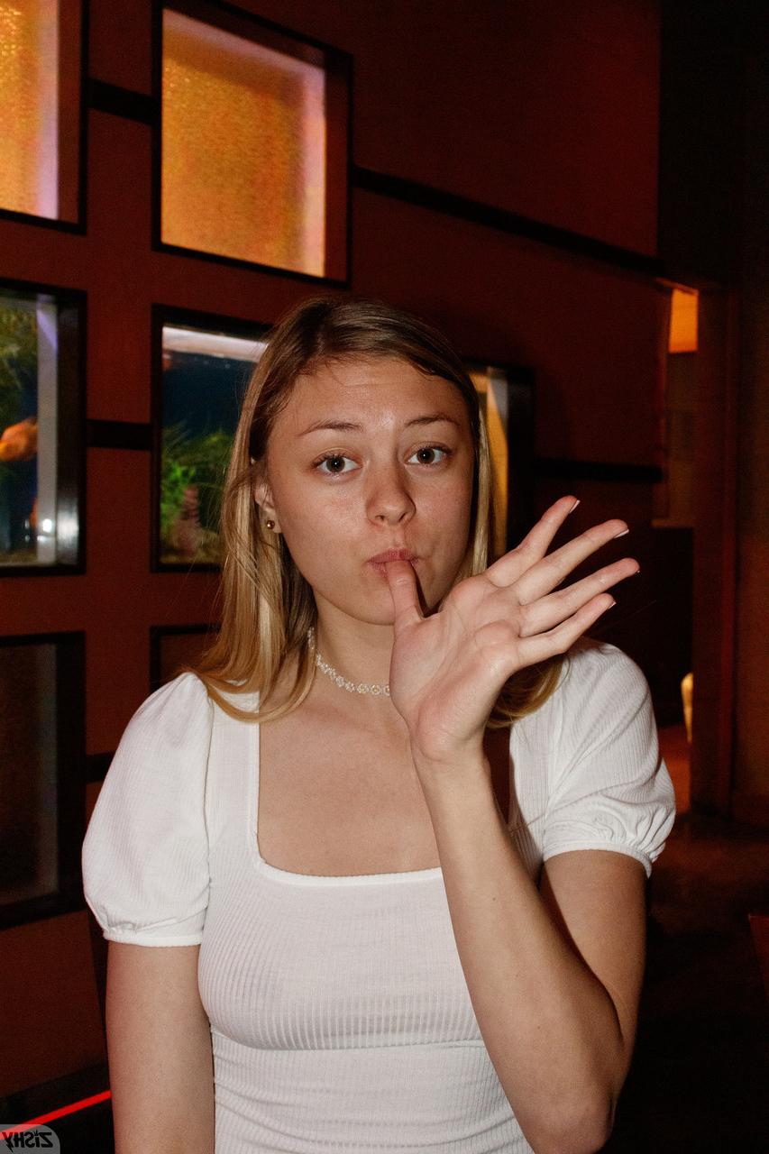 13P Das sexy Babe Amber Moore zeigt ihre Titten und ihren großen Arsch im Body