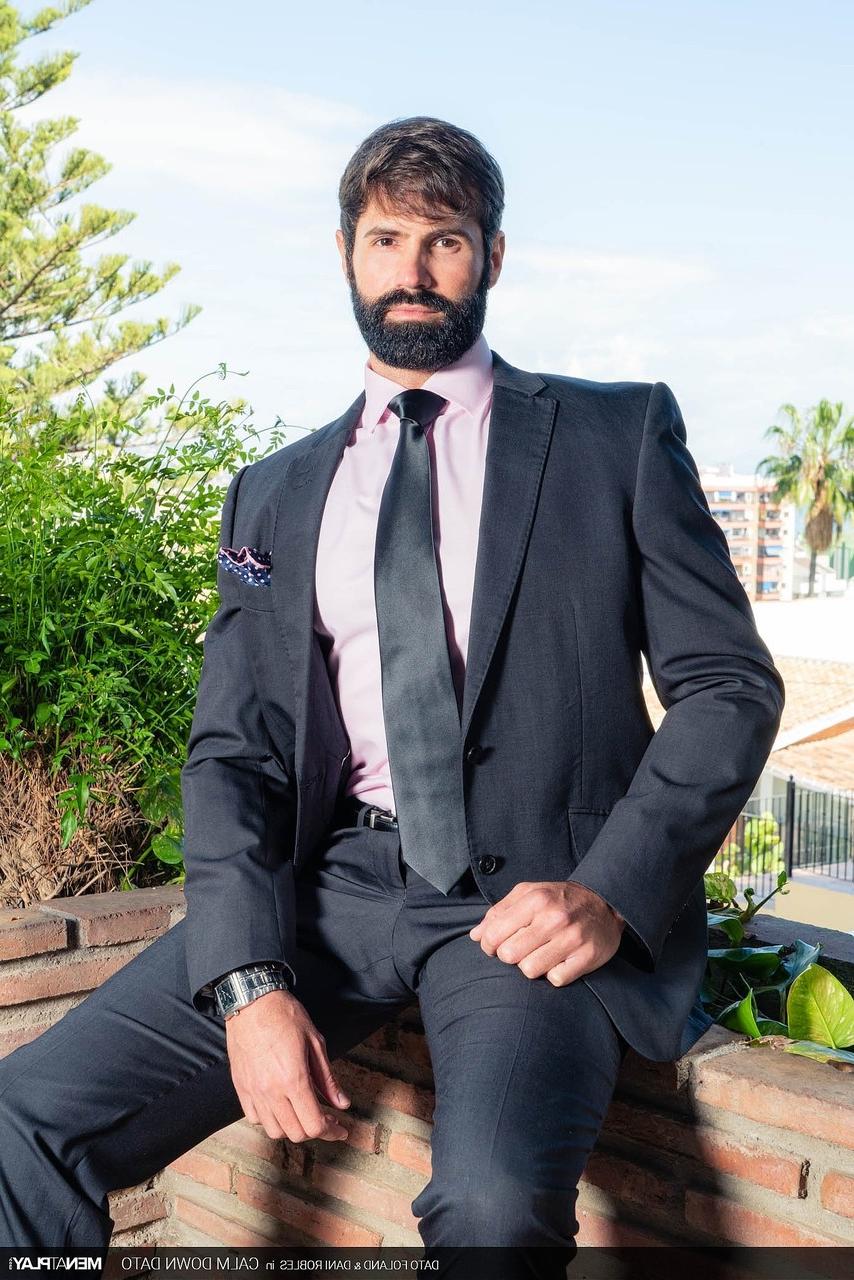 20P Le gay musclé Dato Foland analyse un cul au gros cul après l'avoir anulingus