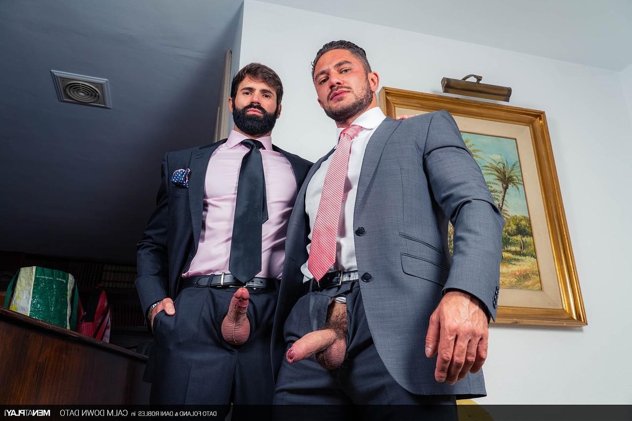 20P Le gay musclé Dato Foland analyse un cul au gros cul après l'avoir anulingus