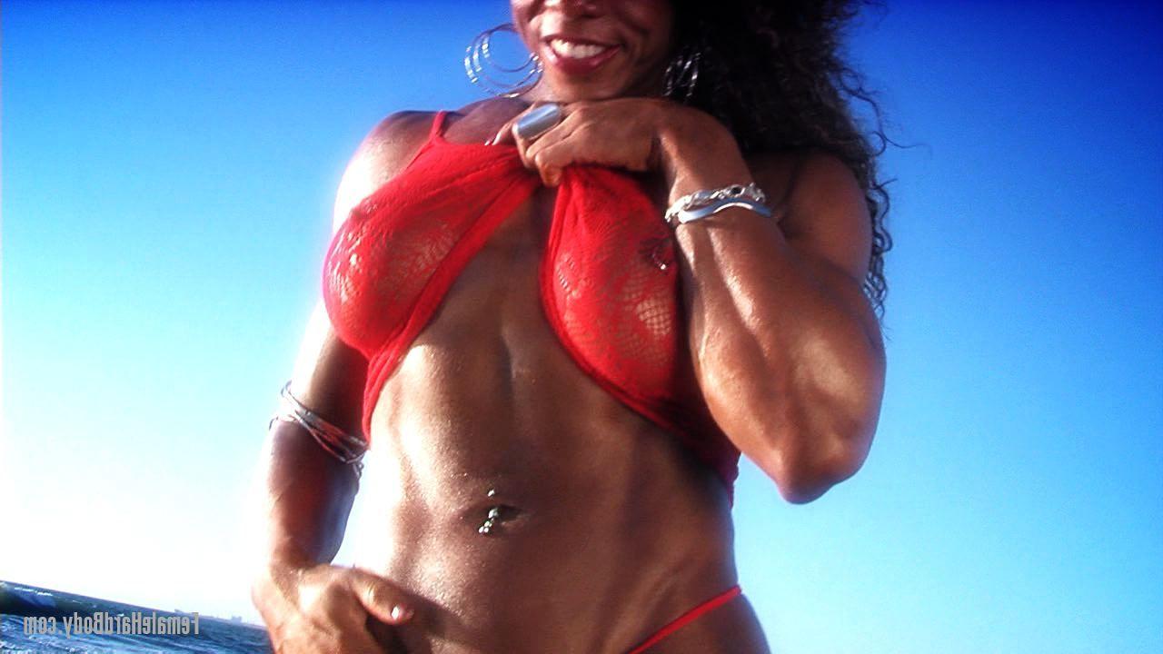 20P Slutty ebony bodybuilder Alexis Ellis flashes her big tits at the beach