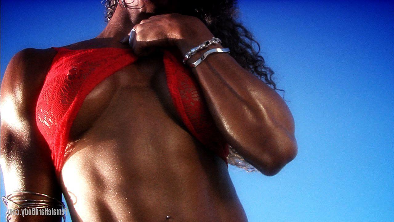 20P Slutty ebony bodybuilder Alexis Ellis flashes her big tits at the beach
