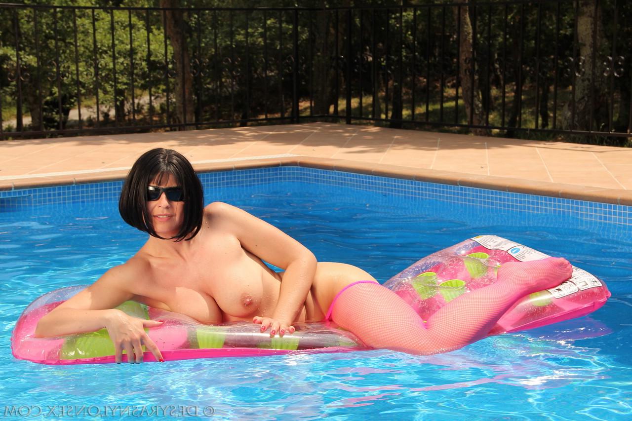 15P La MILF cachonda Desyra Noir hace alarde de sus fantásticas curvas y su gran culo en la piscina