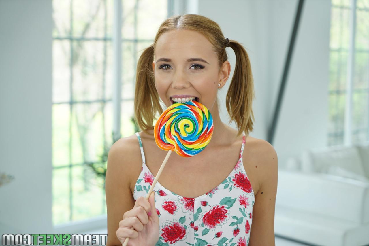 19P Petite adolescente Poppy Pleasure lambe seu pirulito antes de levar uma surra
