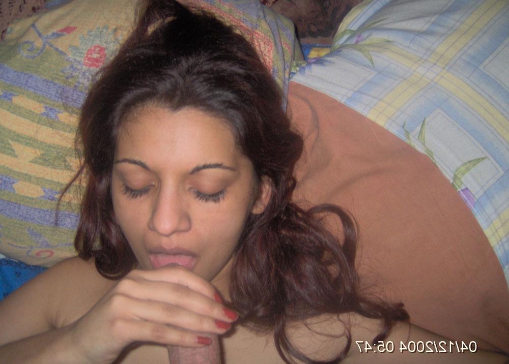 10P Universitária indiana fazendo sexo oral durante a ação POV em uma cama