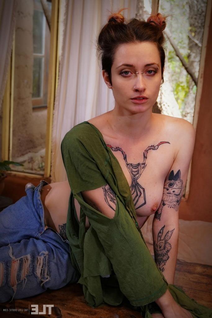 16P A garota tatuada Alena dedo espalha sua buceta rosa durante um show solo