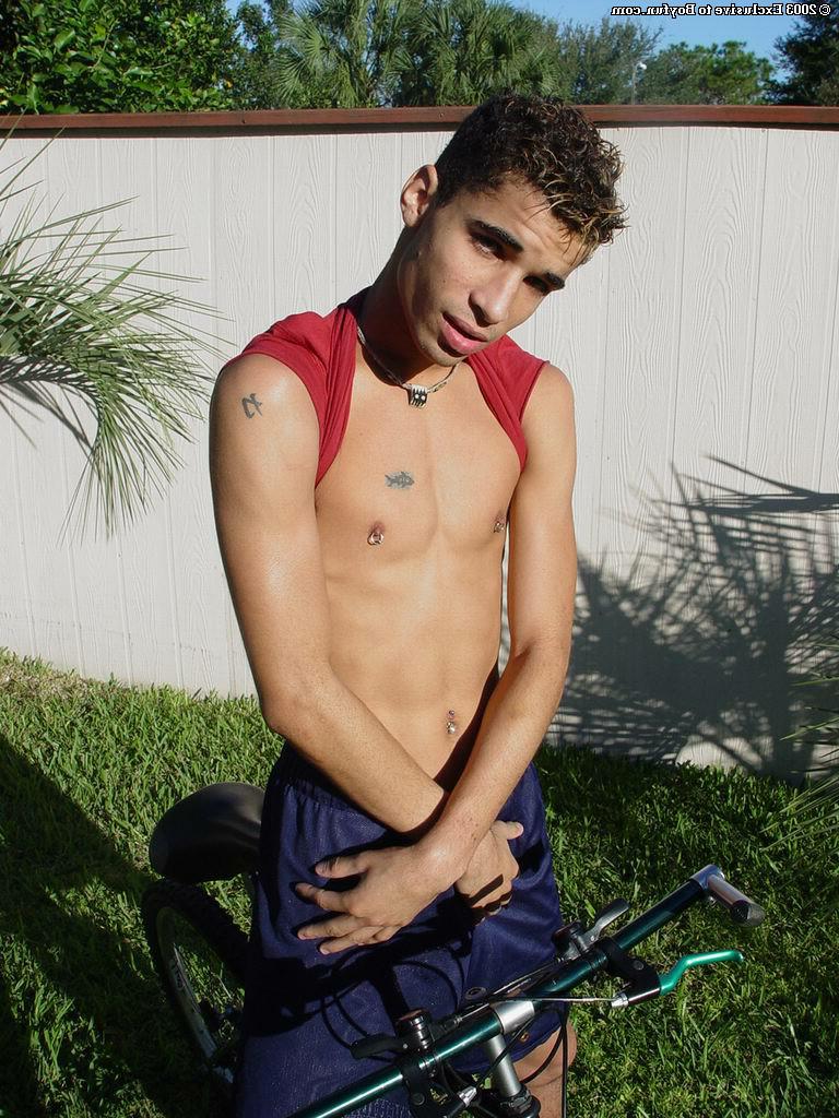 20P Kahill gay magro e travesso revela seu corpo e piercings no quintal