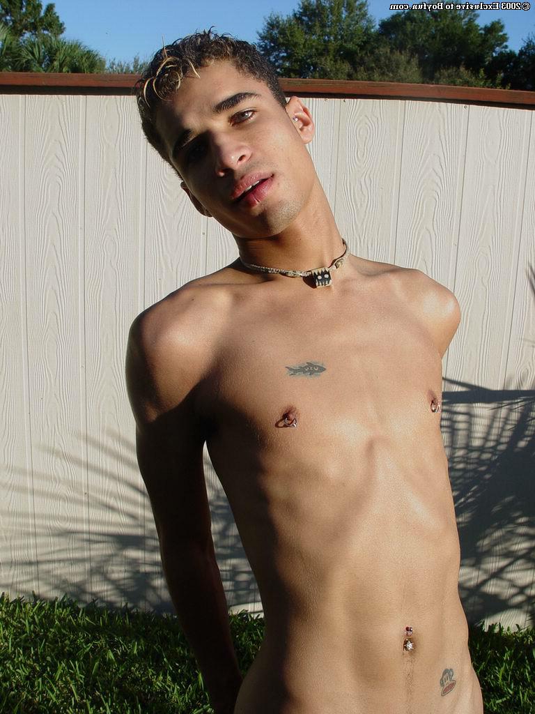 20P Kahill gay magro e travesso revela seu corpo e piercings no quintal