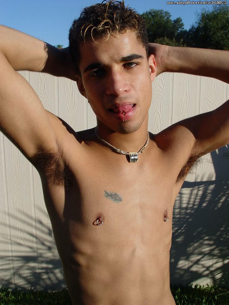 20P Kahill gay magro e travesso revela seu corpo e piercings no quintal