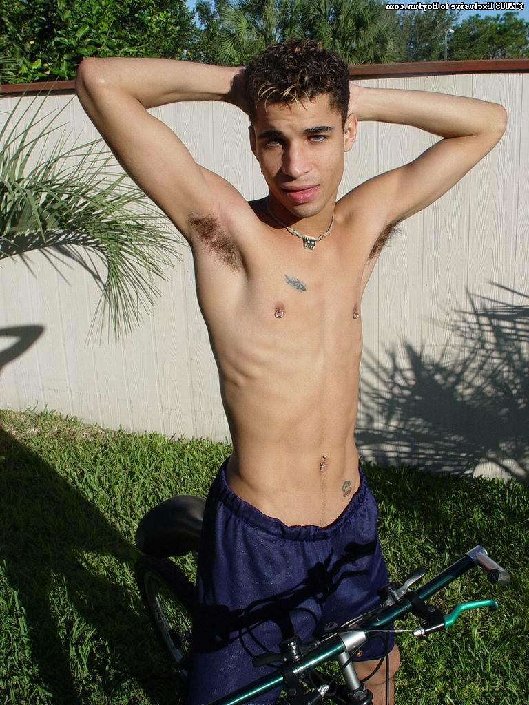 20P Kahill gay magro e travesso revela seu corpo e piercings no quintal