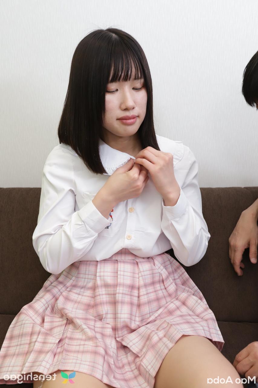 20P A adolescente japonesa Mao Aoba exibe sua bunda redonda e leva uma surra profunda
