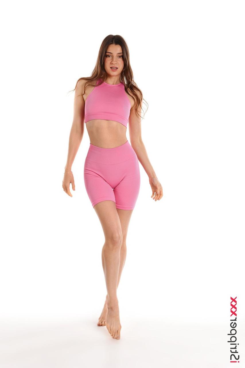 15P La belle fille Melena Maria Rya libère son corps mince des vêtements de sport