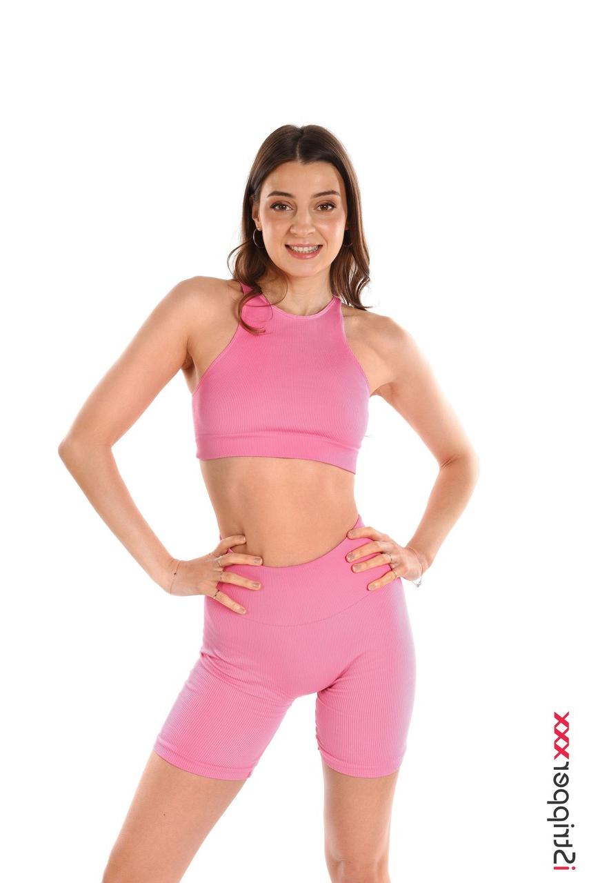 15P La belle fille Melena Maria Rya libère son corps mince des vêtements de sport