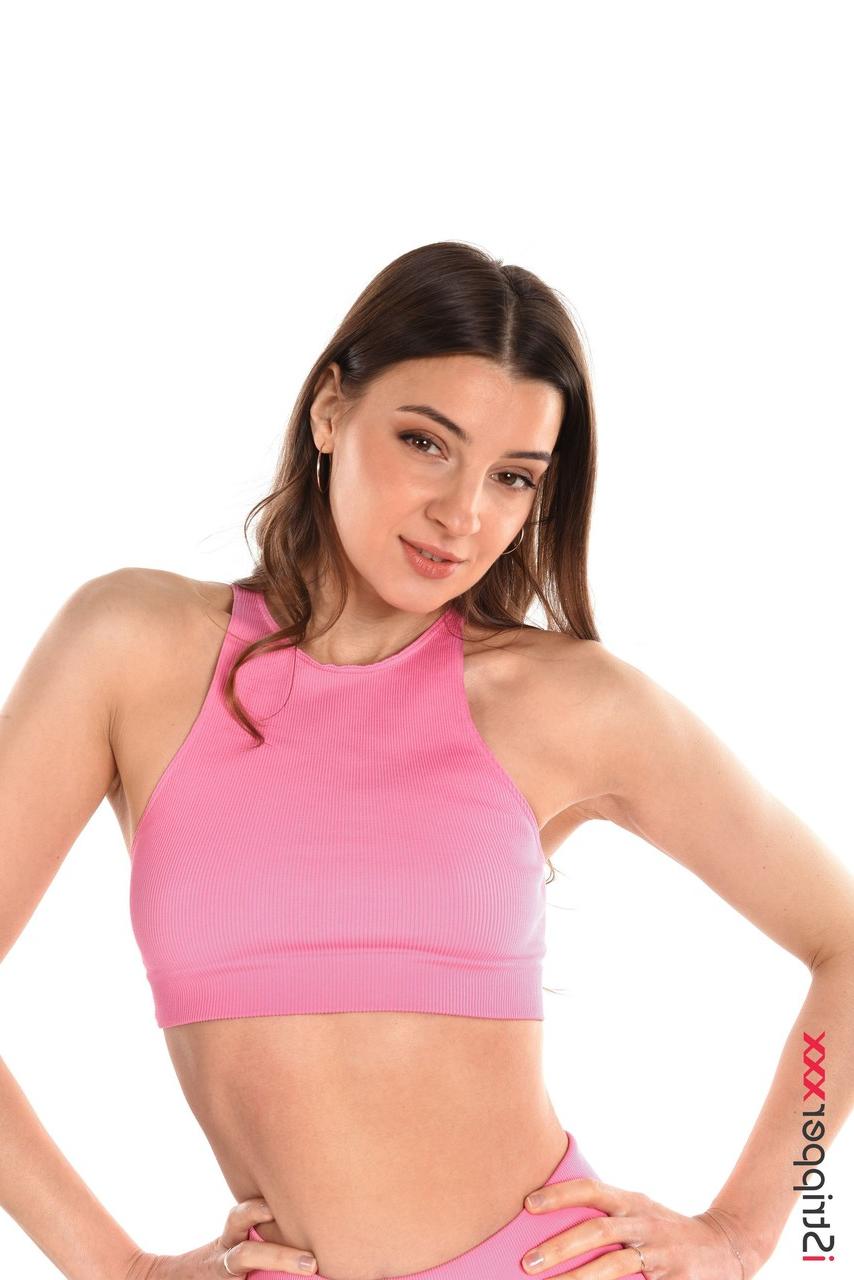 15P La belle fille Melena Maria Rya libère son corps mince des vêtements de sport