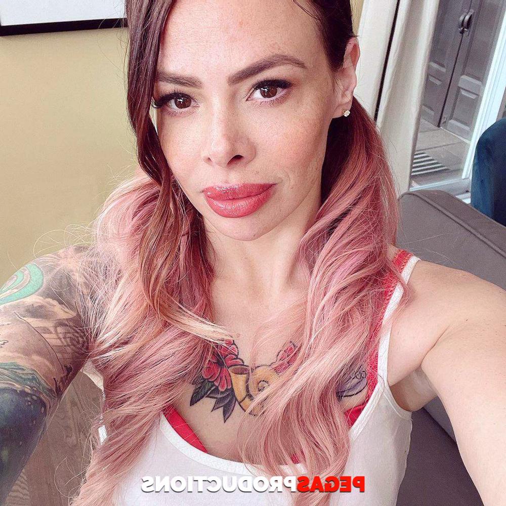 20P Die sexy tätowierte MILF Lili Cocksinhell zeigt einem Kerl ihren großen Arsch und ihre kleinen Titten