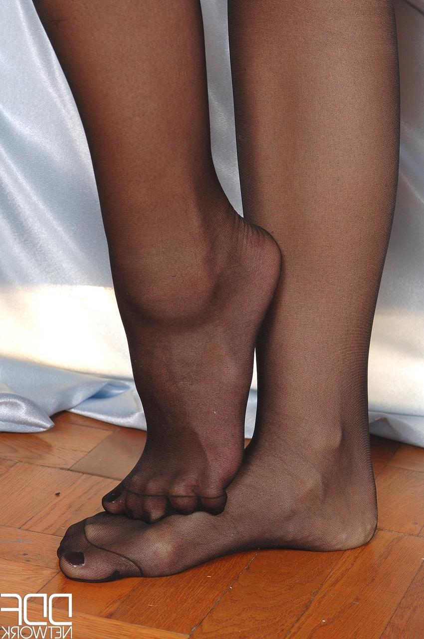 20P As garotas lésbicas sexy Wivien e Peaches se entregam a uma ação fumegante de fetiche por pés