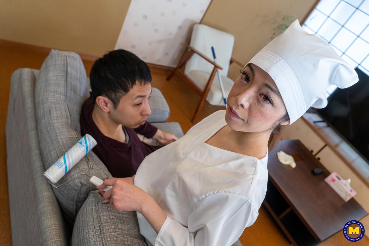 16P Empregada japonesa madura exala esperma de seu castor após relação sexual