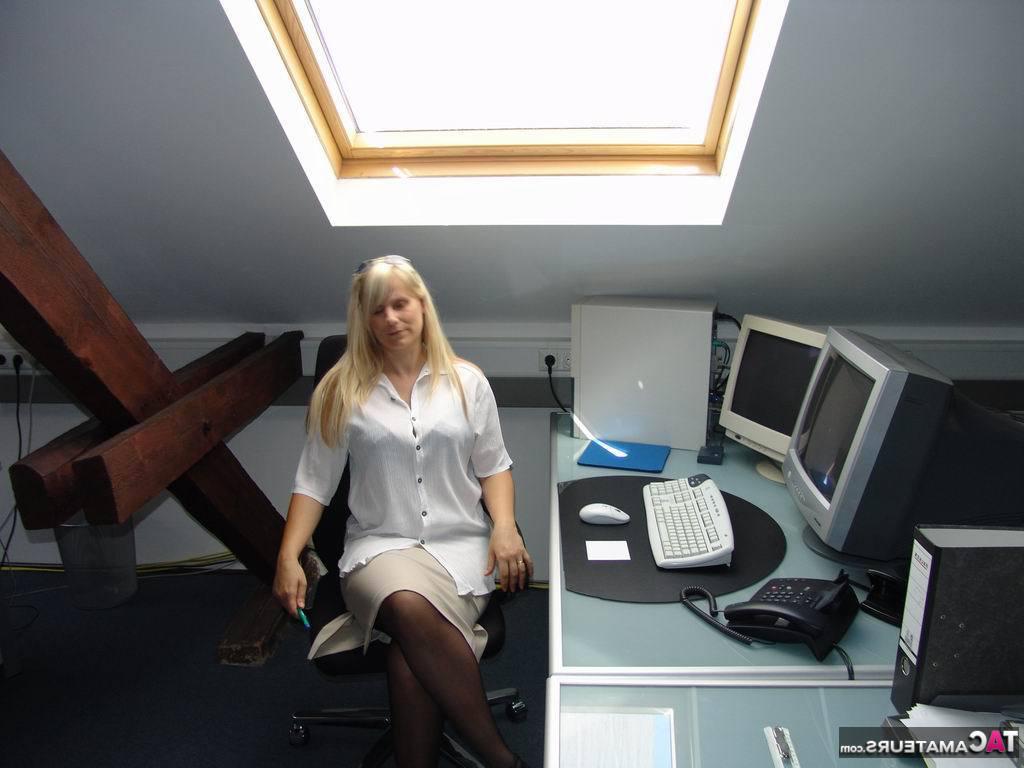 20P La secrétaire médicale blonde Sweet Susi se déshabille et se déshabille sur son poste de travail.