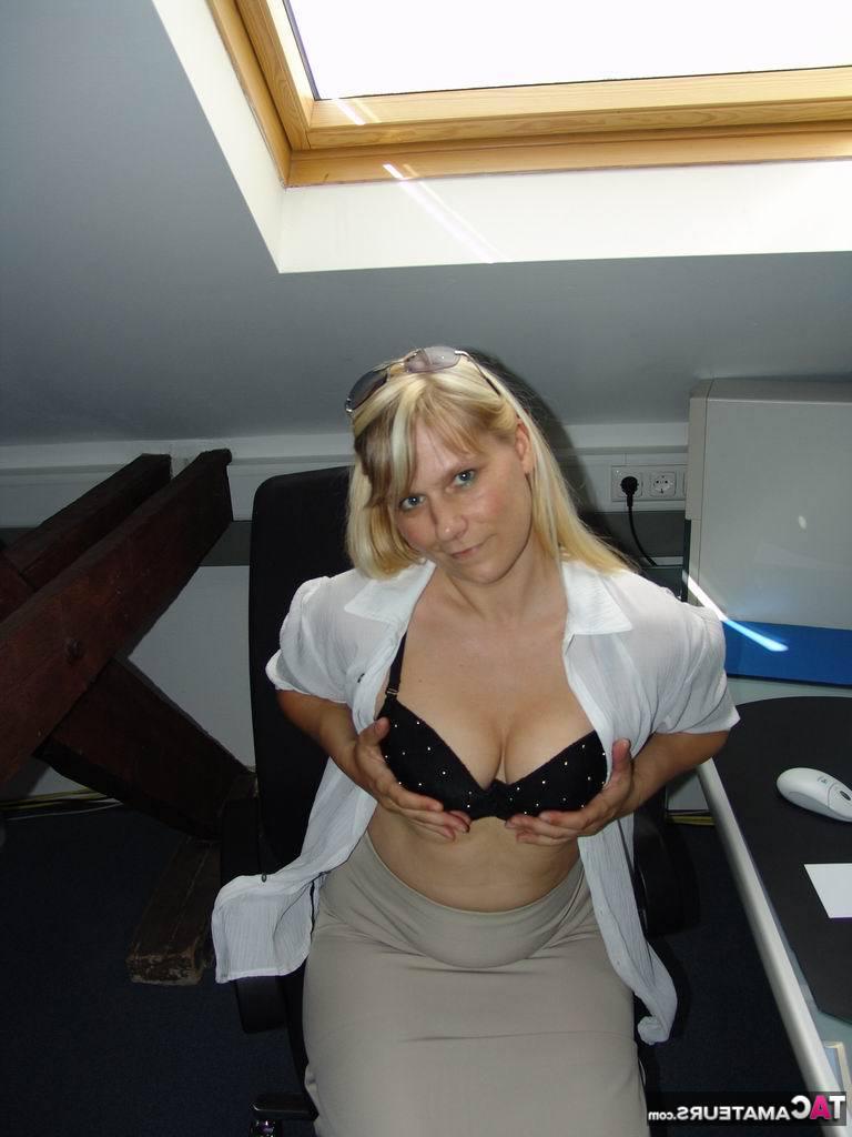20P La secrétaire médicale blonde Sweet Susi se déshabille et se déshabille sur son poste de travail.