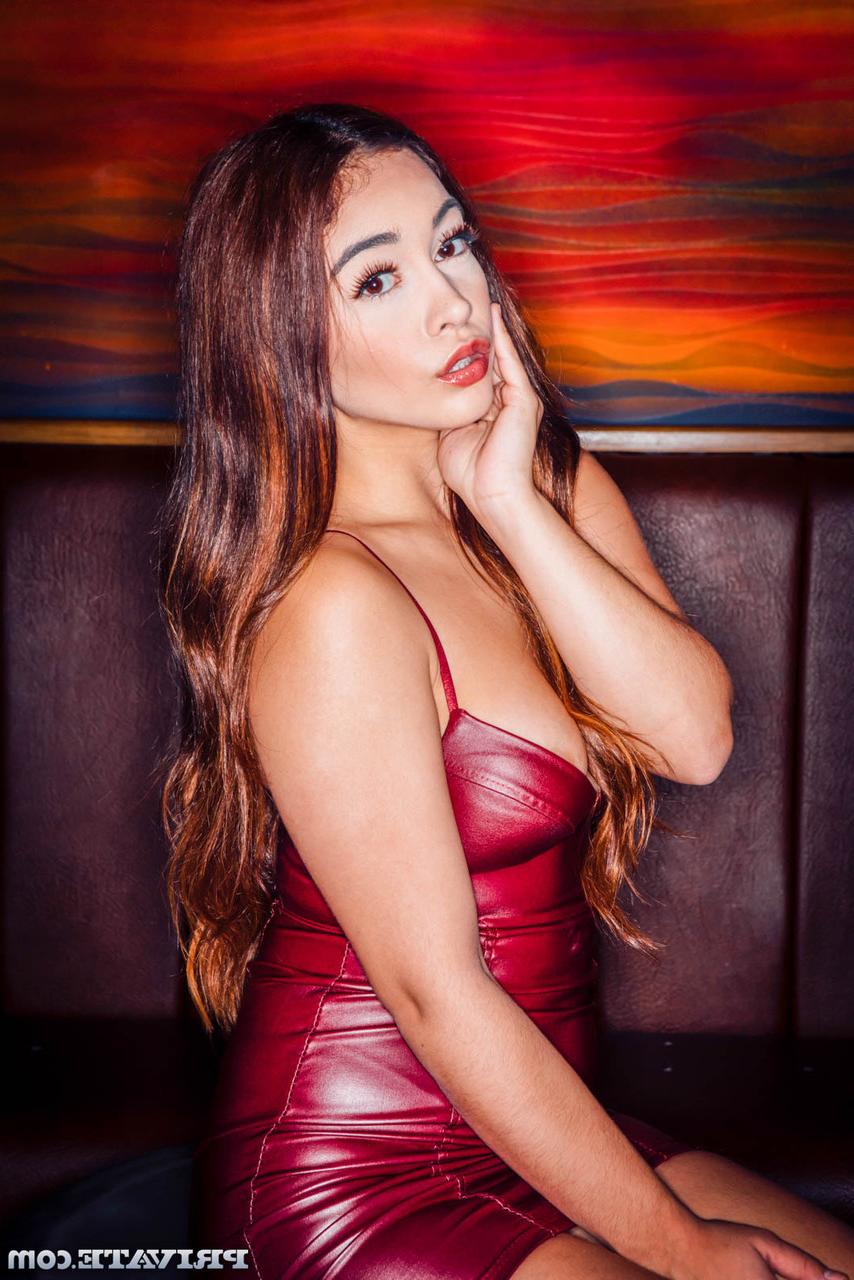 20P A fabulosa pornstar Ginebra Bellucci mostra seus beliscões e fica preta em um clube