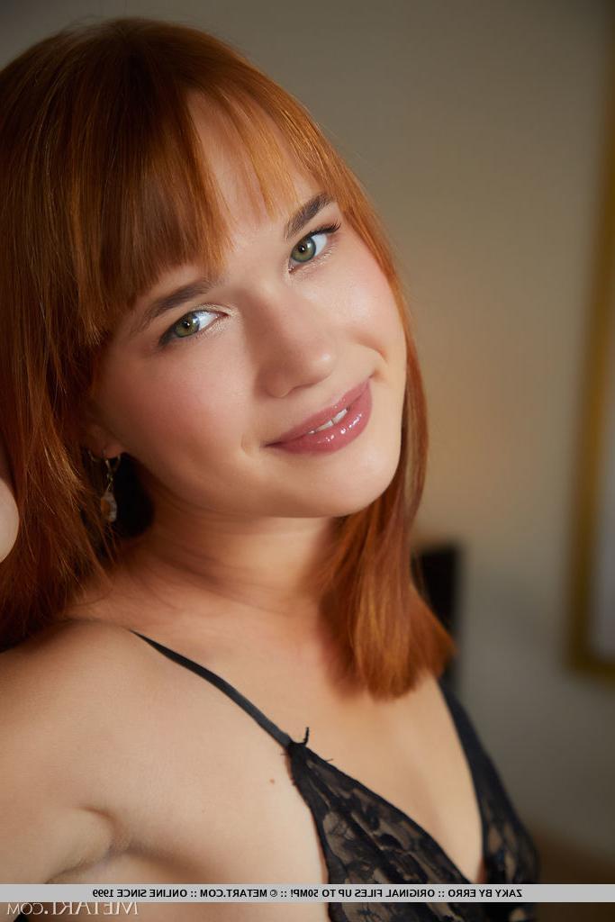 18P A jovem beleza ruiva Zaky faz ótimas poses enquanto fica nua