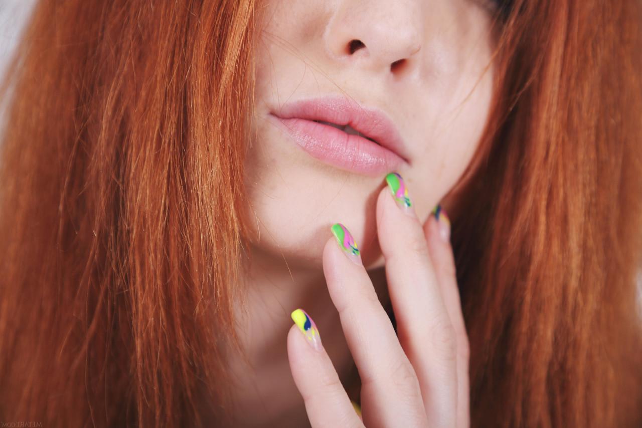 20P A linda adolescente ruiva Michelle H exibe seu grande butim enquanto toma banho