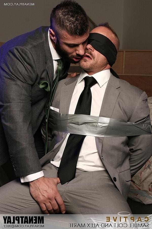 16P Os musculosos empresários gays Alex Marte e Samuel Colt se envolvem em ação sexual de escravidão