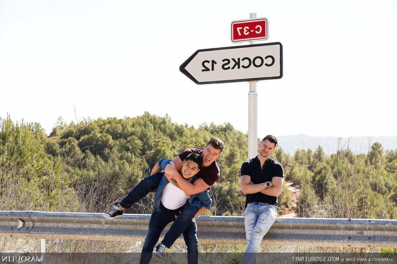 20P Impressionantes fisiculturistas gays fazem poses antes de se foderem por trás, ao ar livre