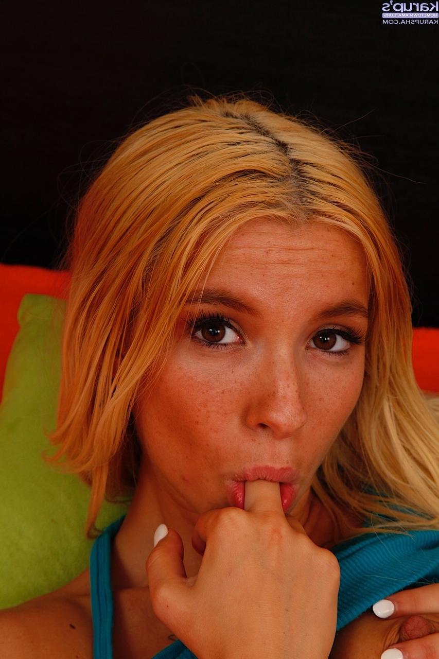 17P Die dünne, süße Kenzie Reeves reibt ihre winzige Muschi mit sanftem Mittelfinger
