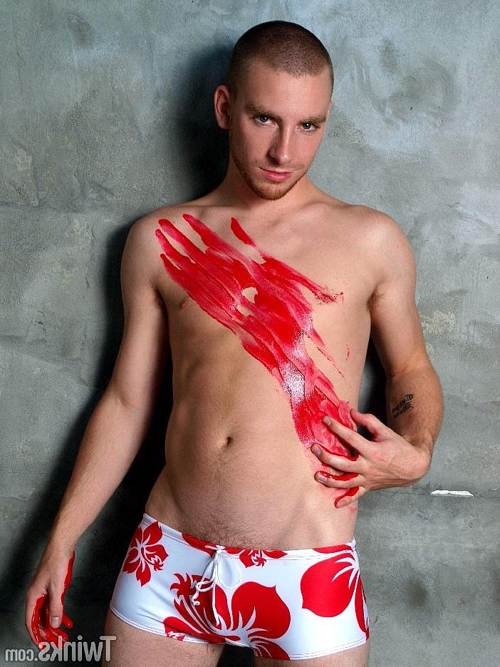 20P Der kahlrasierte schwule Hottie Sebastian Keys malt seinen großen Hintern rot an