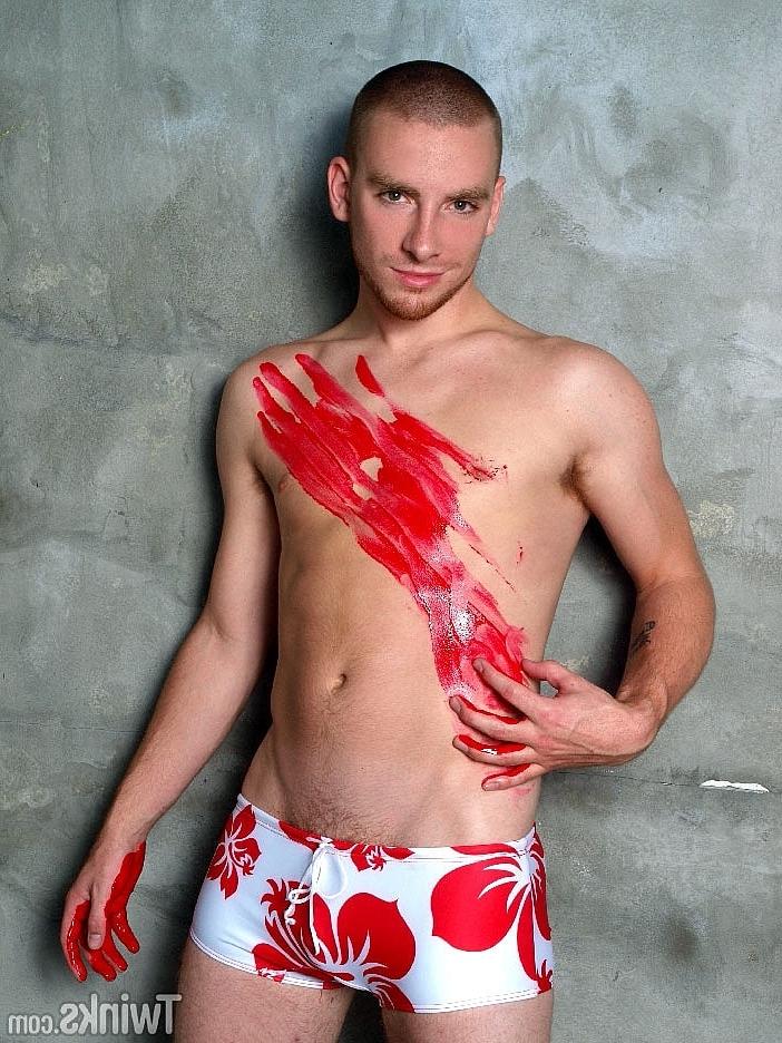 20P Der kahlrasierte schwule Hottie Sebastian Keys malt seinen großen Hintern rot an