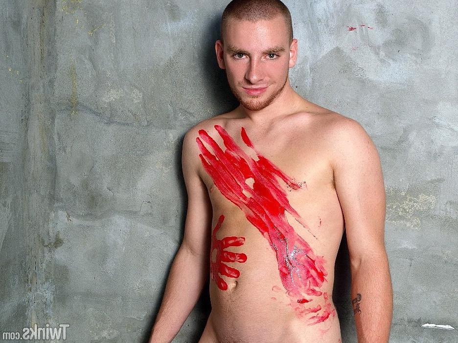 20P Der kahlrasierte schwule Hottie Sebastian Keys malt seinen großen Hintern rot an