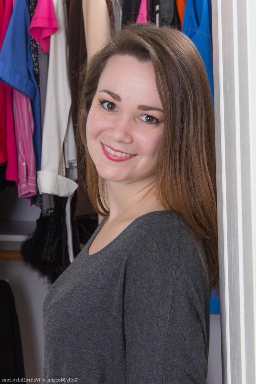 17P Petite adolescente com peitos empinados Kelly Morgan mostra seu arbusto no camarim