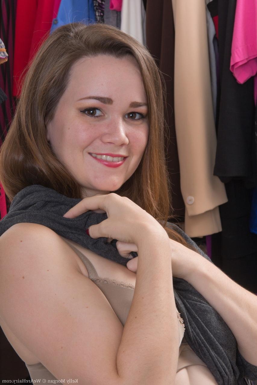 17P Petite adolescente com peitos empinados Kelly Morgan mostra seu arbusto no camarim