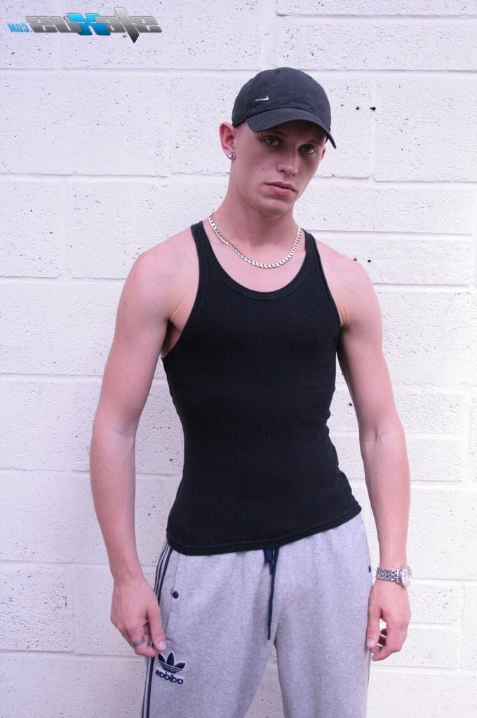 18P El skater gay Jonny Ryder es follado por Marco Strutt y Kyle Martin en público