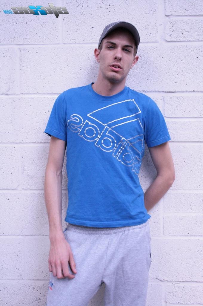 18P El skater gay Jonny Ryder es follado por Marco Strutt y Kyle Martin en público