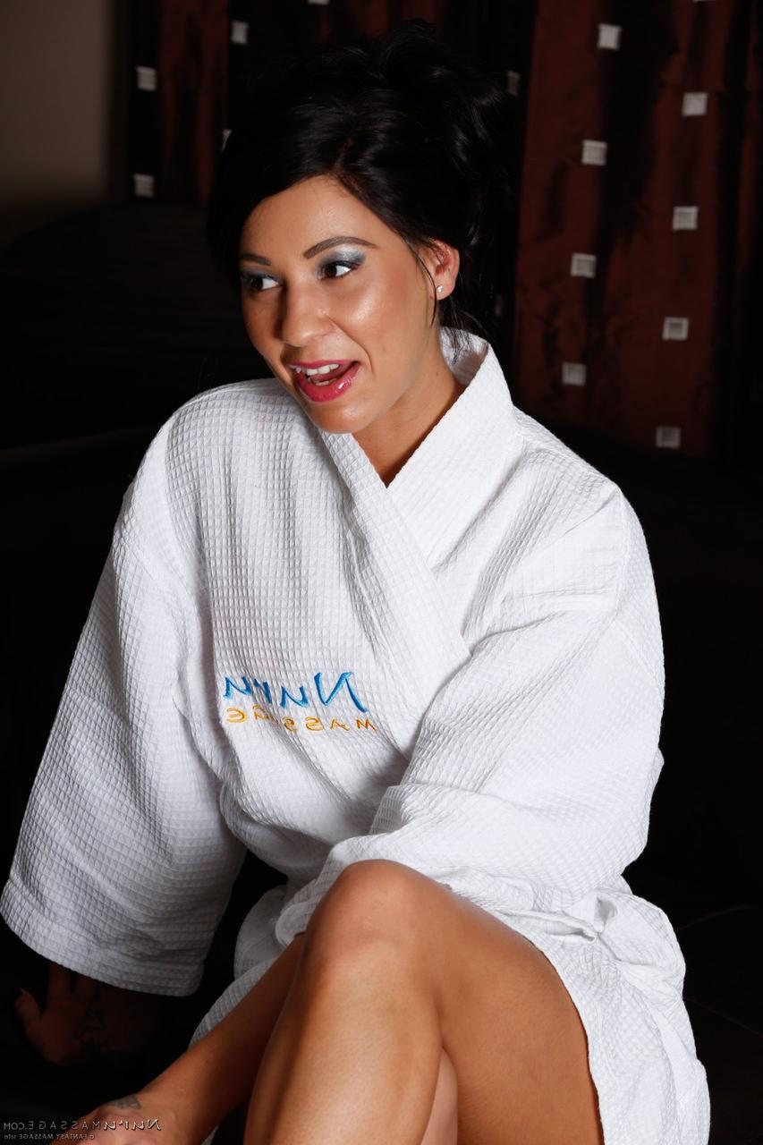 17P Les chaudasses Alana Luv et Esmi Lee posent sexy dans le salon de massage.
