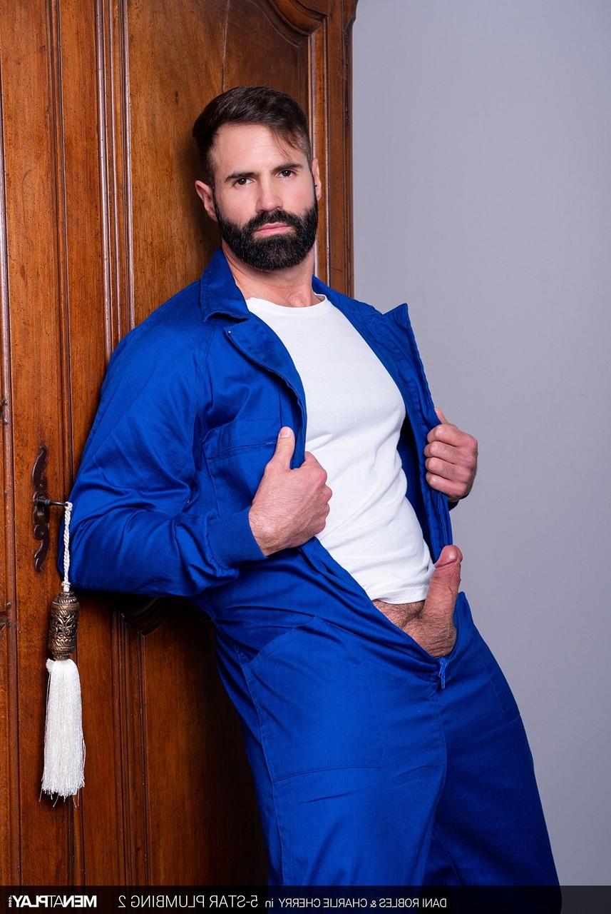 20P O cara gay excitado Charlie Cherry fode seu encanador peludo Dani Robles na bunda