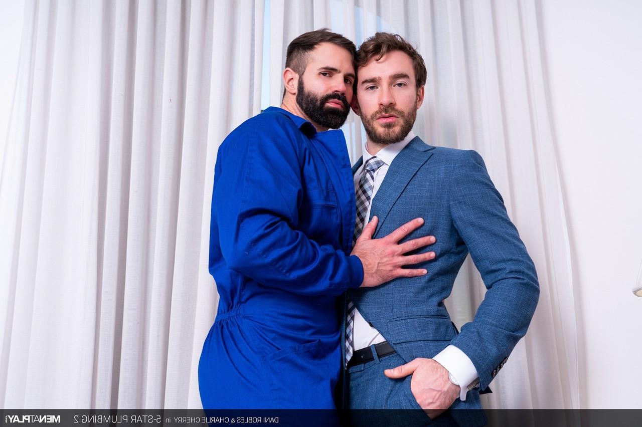20P O cara gay excitado Charlie Cherry fode seu encanador peludo Dani Robles na bunda
