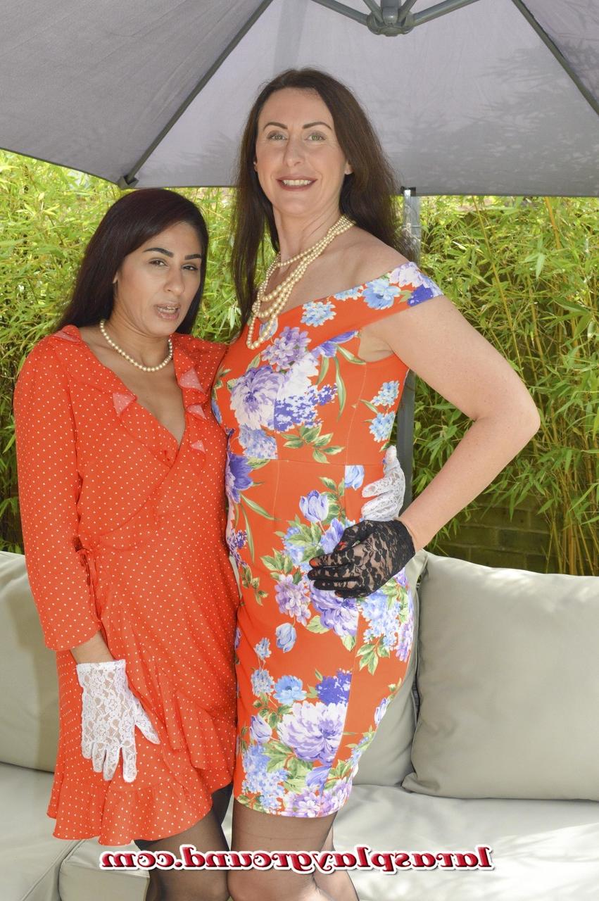 20P La MILF lesbiana Sahara Knite le lame el coño a su novia caliente al aire libre