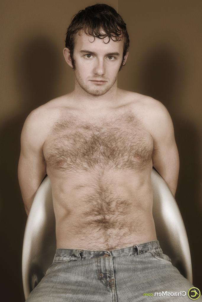 20P Le mec gay poilu Vance a les yeux bandés avant que Bryan ne suce sa grosse bite