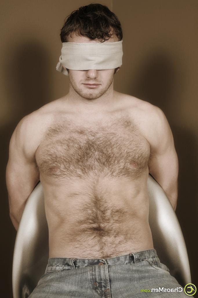 20P Le mec gay poilu Vance a les yeux bandés avant que Bryan ne suce sa grosse bite