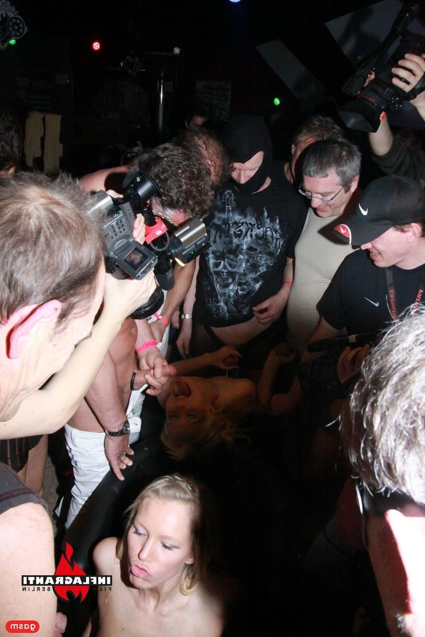 15P Vadias amadoras pervertidas Anja e Susi são fodidas e faciais em um gangbang público