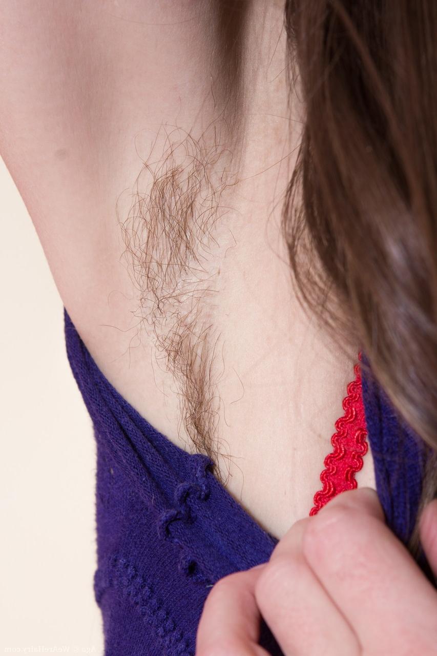 18P Garota magra em lingerie vermelha Aga revela seus lábios inchados e arbusto