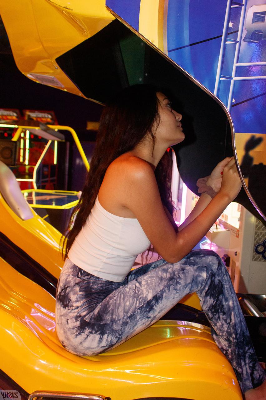 13P La ardiente latina amateur Soledad Lomas posa y se desnuda en solitario