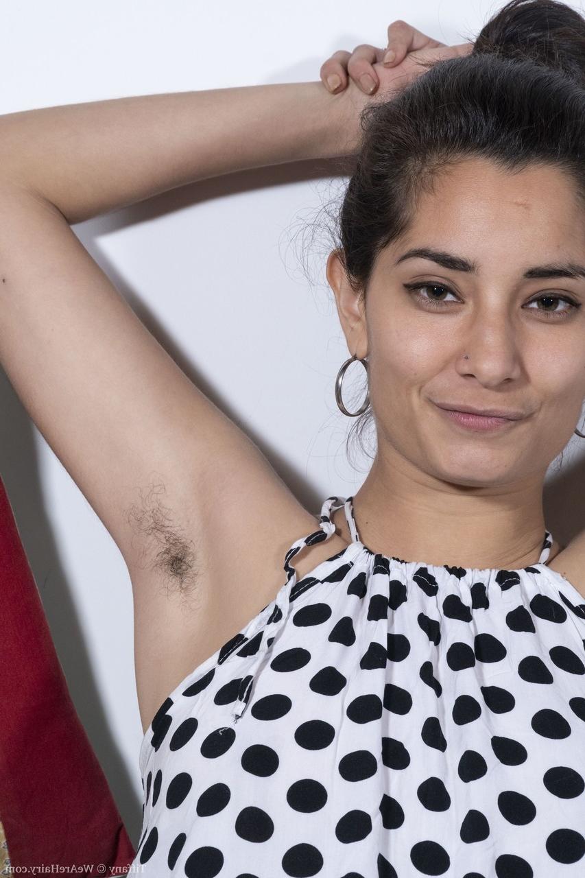 20P La beauté amateur exotique Tiffany perd sa robe et masse sa chatte floue.