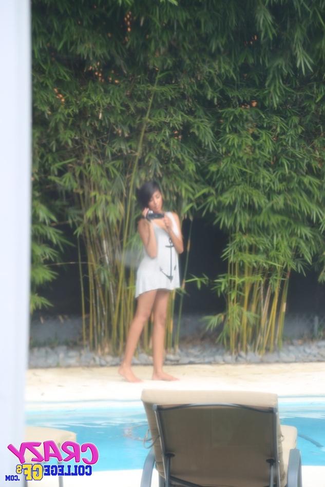 16P Bonito ébano coed Nysha ficando nua na piscina do resort à beira-mar