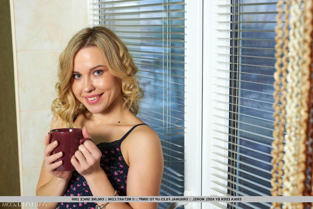 18P A adolescente loira Erika Eden fica nua em uma cama com meias pretas acima do joelho