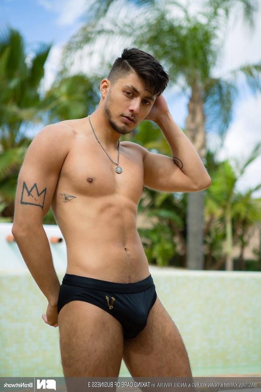 20P Angel Rivera, Bastian Karim und Dean Young ficken in einem schwulen Dreier am Pool